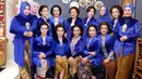 Terbaru, Krisdayanti dang eng kepompongnya ini melakukan sesi foto yang bertema Kartini. Mereka kompak memakai kebaya berwarna biru, lengkap dengan sanggul khas Jawa dan makeup tebalnya.  (Foto: Instagram)