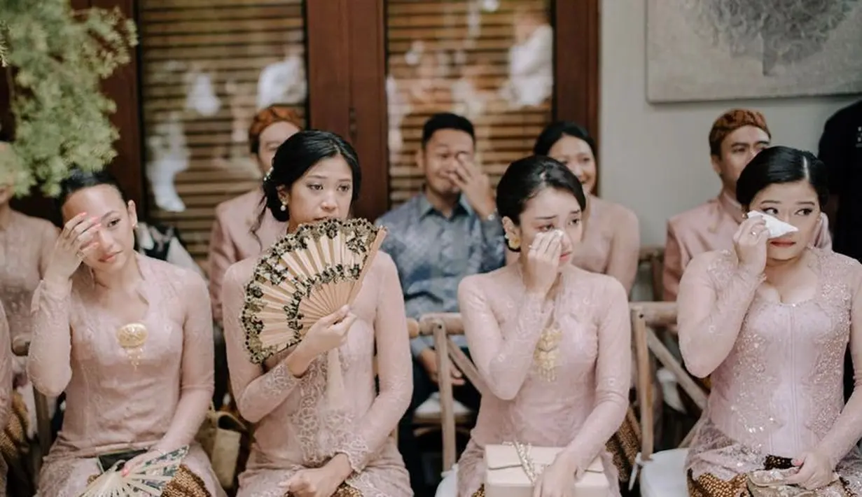 Tidak hanya itu, penampilan sederhana ini dilengkapi dengan tambahan aksesori berupa bros untuk pengantin pria dan siger untuk pengantin perempuan. Foto: Instagram.
