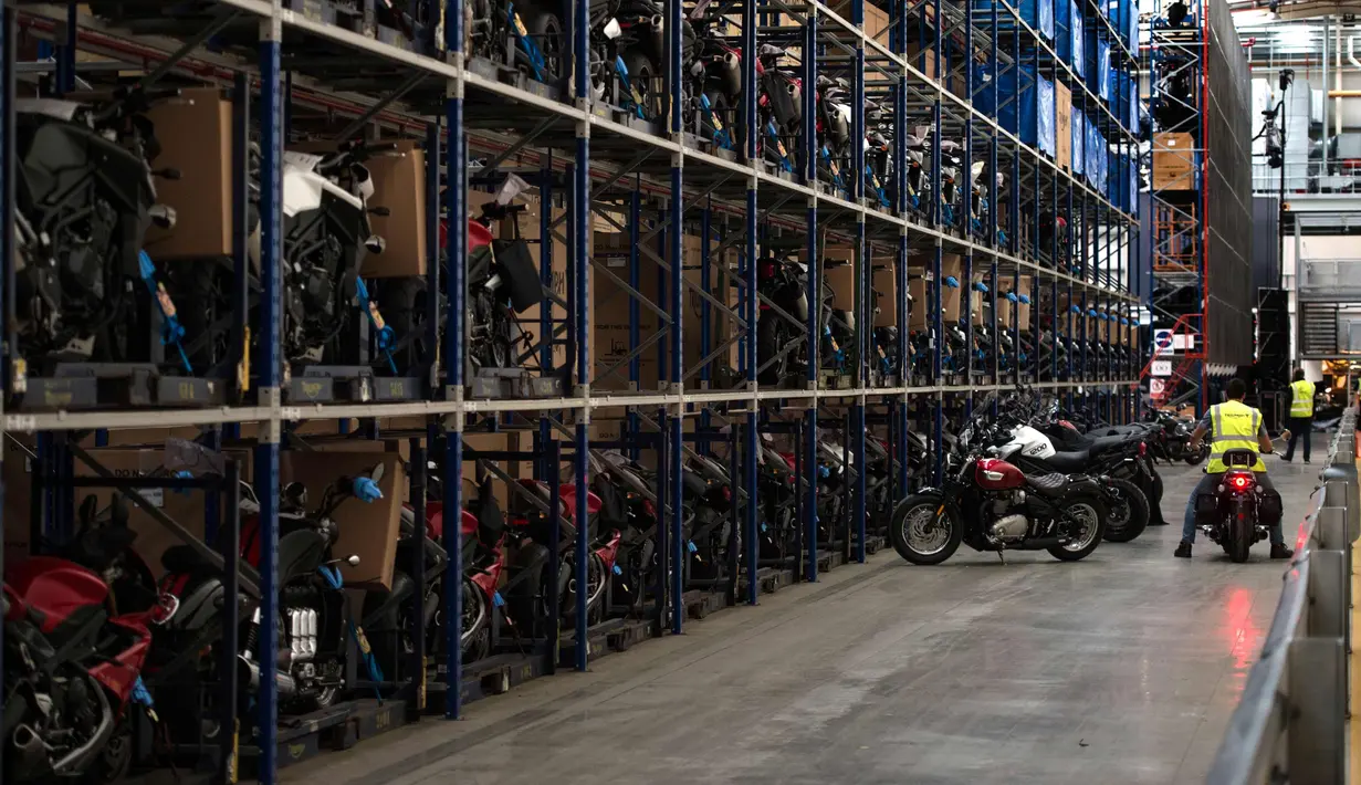 Ratusan sepeda motor Triumph berada di rak usai selesai di rakit di pabriknya di Hinckley, Inggris (2/10). Sejak 1902, Triumph dikenal dengan produksi motornya ber-cc besar. (AFP Photo/Oli Scarff)