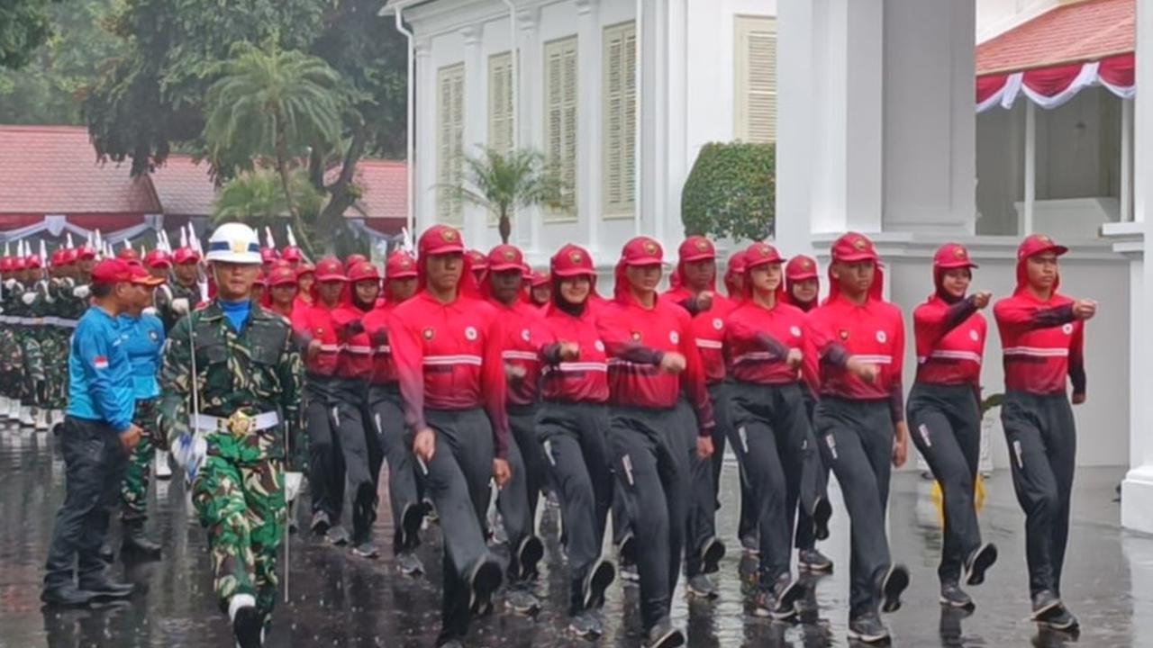 Tak Gentar, Di Bawah Guyuran Hujan Paskibraka Gladi Kotor Jelang Upacara HUT ke-80 RI