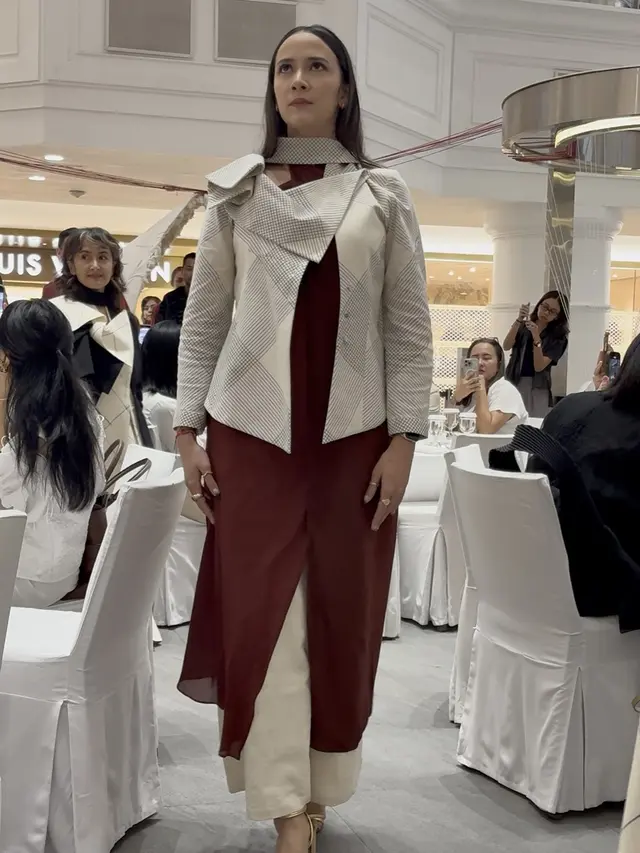 Nadine Alexandra kenakan koleksi terbaru SukkhaCitta. [Anisha Saktian/Fimela]