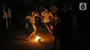 Sejumlah warga saat bermain bola api di Kawasan Rempoa, Tangerang Selatan, Rabu (19/08/2020). Bermain Bola api tersebut dilakukan dalam rangka menyambut peringatan tahun baru Islam 1 Muharram 1442 H. (Liputan6.com/Herman Zakharia)