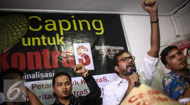 Hariz Azhar hadir dalam dukungan masyarakat dan petani untuk Kontras di Jakarta, Selasa (9/8). Dukungan yang bertemakan "Caping untuk Kontras" untuk menghentikan tindakan kriminalisasi terhadap pejuang HAM. (Liputan6.com/Faizal Fanani)