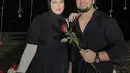 <p>Salah satu inspirasi pakaian kembar serba hitam ala Tasyi Athasyia di momen sang suami memberikan surprise dengan membuat dinner romantis di pinggir pantai. (FOTO: instagram.com/tasyiiathasyia/)</p>