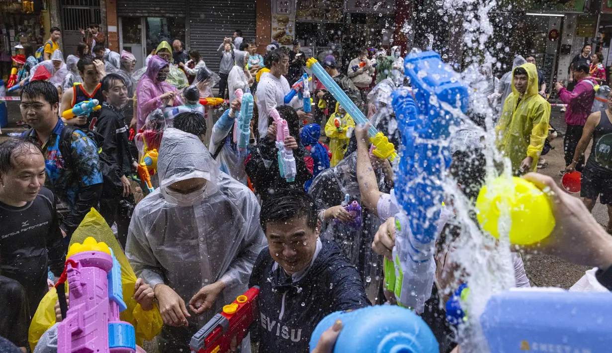 Festival percikan air yang terkenal ini diselenggarakan di lingkungan yang dikenal oleh warga Hong Kong sebagai "Little Thailand", menjelang Tahun Baru Thailand pada akhir pekan ini. (AP Photo/Louise Delmotte)