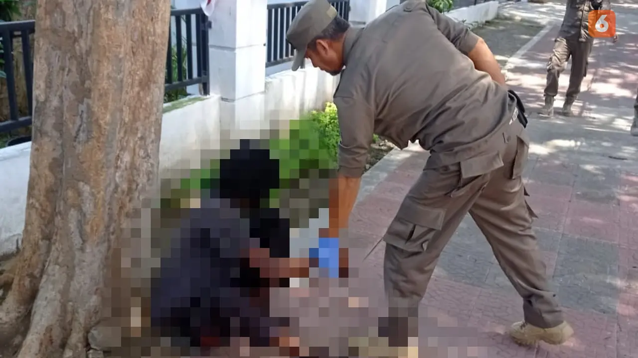 Satpol PP Banyuwangi Teru lakukan penertiban terhadap ODGJ di pusat Kota Banyuwangi (Hermawan Arifianto/Liputan6.com)