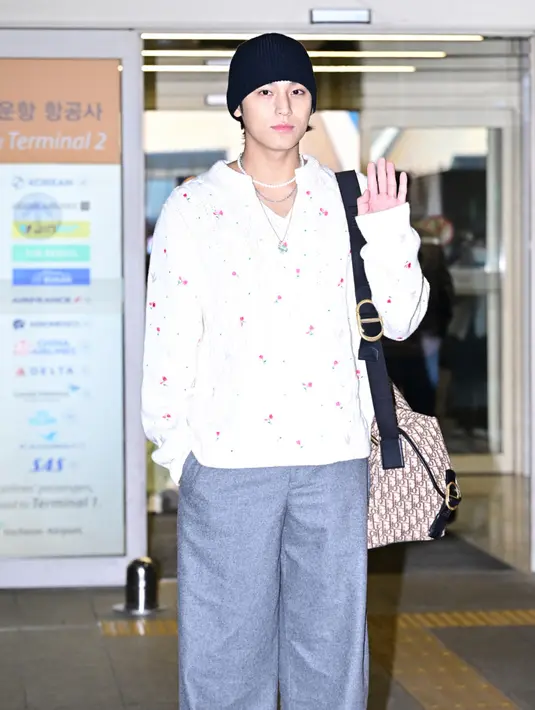 Wajahnya tampil bare face namun tetap memancarkan aura ketampanan  [Dok. Dior]