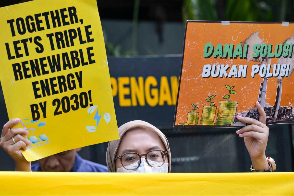 FOTO: Demo Hari Bumi Soroti Transisi Energi Nasional