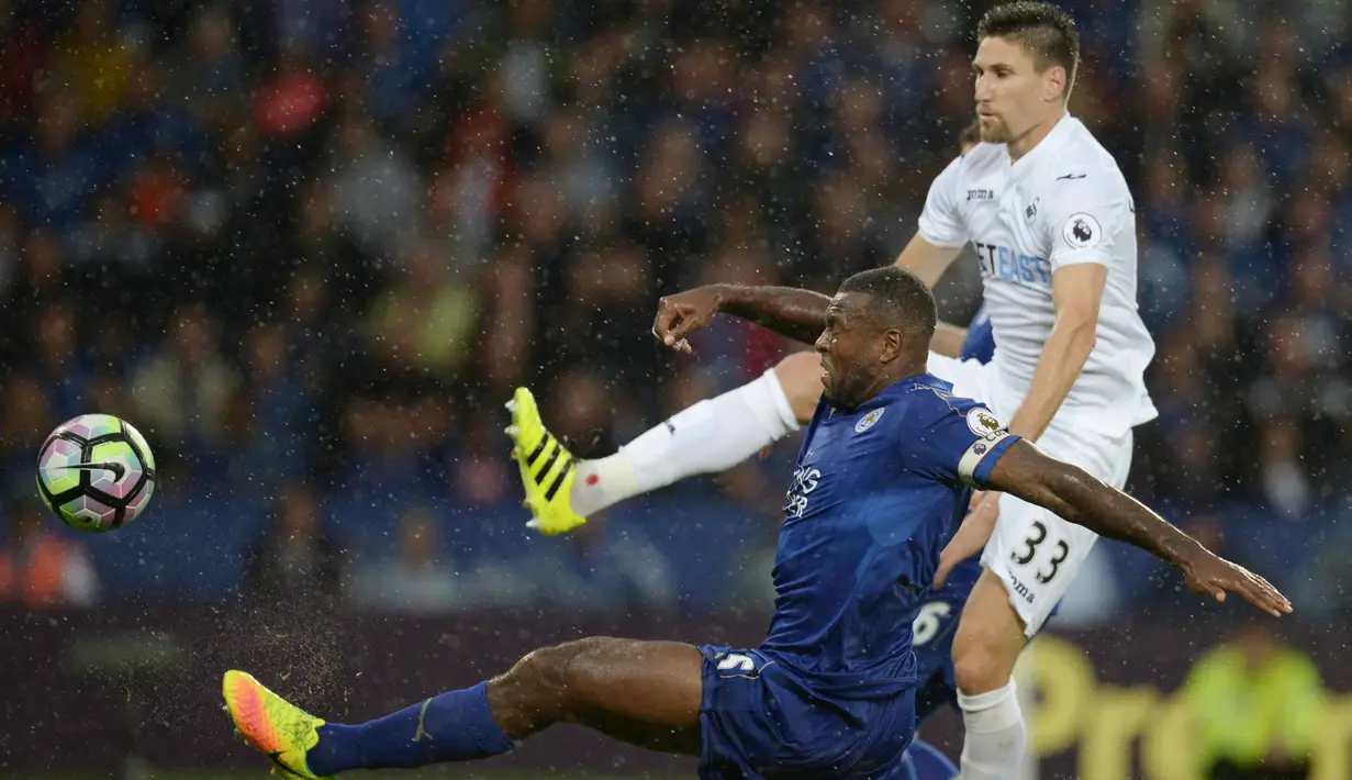 Kapten Leicester City, Wes Morgan saat mencetak gol ke gawang Swansea City pada lanjutan liga Inggris pekan ke-3 di King Power Stadium,Leicester, (27/8/2016). Leicester City menang 2-1 (AFP/Oli Scarff)