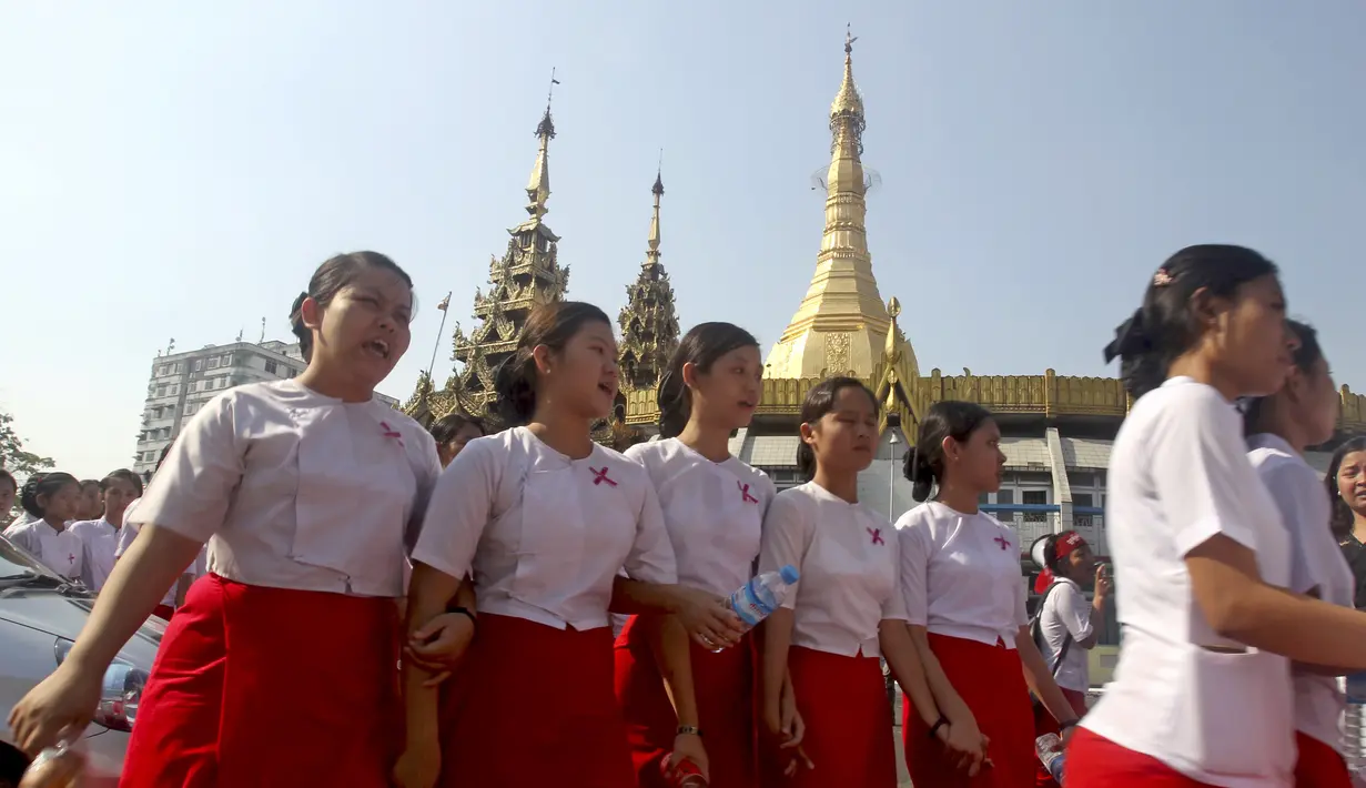 Sejumlah perawat dan bidan menggelar aksi protes di depan Monumen Kemerdekaan di Yangon, Myanmar, Rabu (15/3). Mereka menolak penerapan lisensi yang diajukan Departemen Kesehatan. (AP Photo / Thein Zaw)