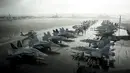 Sejumlah Pesawat Jet tempur F-35 saat parkir dilandasan kapal induk. Kapal induk USS Gerald Ford diharapkan dapat membawa pesawat F-35. (businessinsider.co.id)