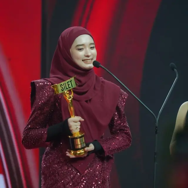 6 Potret Inara Rusli di Acara Awards, Raih Dua Penghargaan hingga Jadi Sorotan