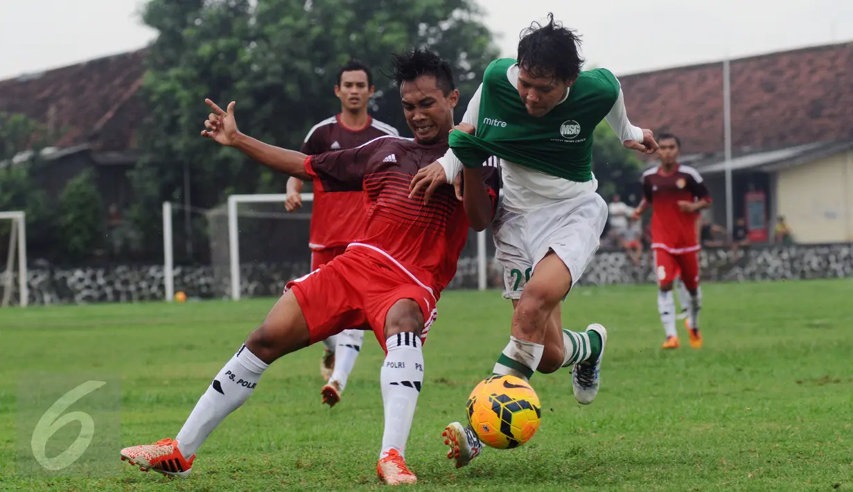 Gelandang PS Polri, M Hargianto (kiri) menahan pemain PS MSG, Adam Alis di Mako Brimob, Depok, Rabu (24/2/2016). Laga persiapan menghadapi turnamen Piala Bhayangkara 2016 ini berakhir imbang 1-1. (Liputan6.com/Helmi Fithriansyah)