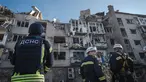 Dalam foto yang disediakan oleh Layanan Darurat Ukraina ini tim penyelamat bekerja di lokasi sebuah bangunan yang rusak setelah serangan rudal Rusia di Pokrovsk, wilayah Donetsk, Ukraina, Selasa (8/8/2023). (Ukrainian Emergency Service via AP Photo)