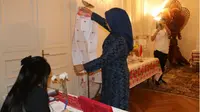 WNI yang berdomisili di Rumania dan Republik Moldova menggunakan hak pilihnya di Pemilu 2019. (foto: dokumentasi KBRI Bucharest)