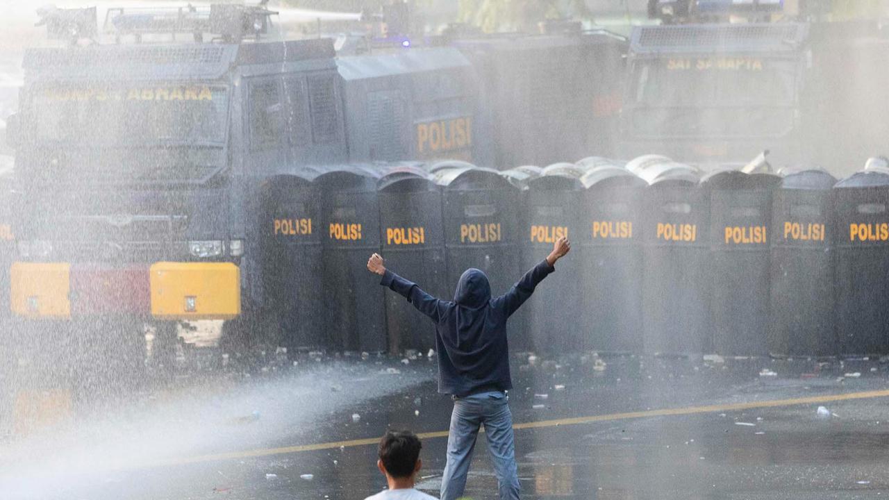 FOTO: Ricuh Aksi Mahasiswa Tolak Tunjangan DPR, Polisi Semprotkan Water Canon