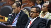 Ahli dari TKN Dokter Heru Widodo dan Prof Edward Omar Syarief Hiariej bersaksi selama sidang sengketa Pilpres 2019 di Gedung MK, Jakarta, Jumat (21/6/2019). Heru menerangkan tentang tafsir diskualifikasi dalam putusan MK pascapembaruan UU Pemilu dan UU Pemilukada Serentak. (Liputan6.com/Johan Tallo)