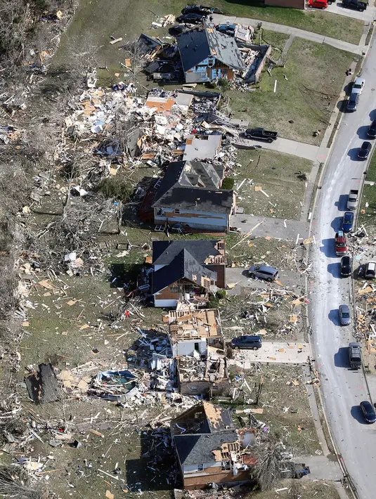 Rumah-rumah hancur setelah tornado menerjang Lebanon, Tennessee, Amerika Serikat, Selasa (3/3/2020). Tornado yang menerjang Tennessee menghancurkan bangunan dan menumbangkan tiang listrik. (AP Photo/Mark Humphrey)