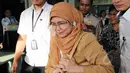 Sekjen DPR RI, Winantuningtyastiti berjalan keluar Gedung KPK, Jakarta, Kamis (30/4/2015). Winantuningtyastiti dimintai keterangan sebagai saksi untuk tersangka Direktur PT Mitra Maju Sukses Andrew Hidayat. (Liputan6.com/Helmi Afandi)