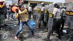 Seorang wanita terlihat menyerang petugas saat simulasi pengamanan pilkada Tangerang Selatan yang digelar Polres Jakarta Selatan, Rabu (9/9/2015). (Liputan6.com/Gempur M Surya)
