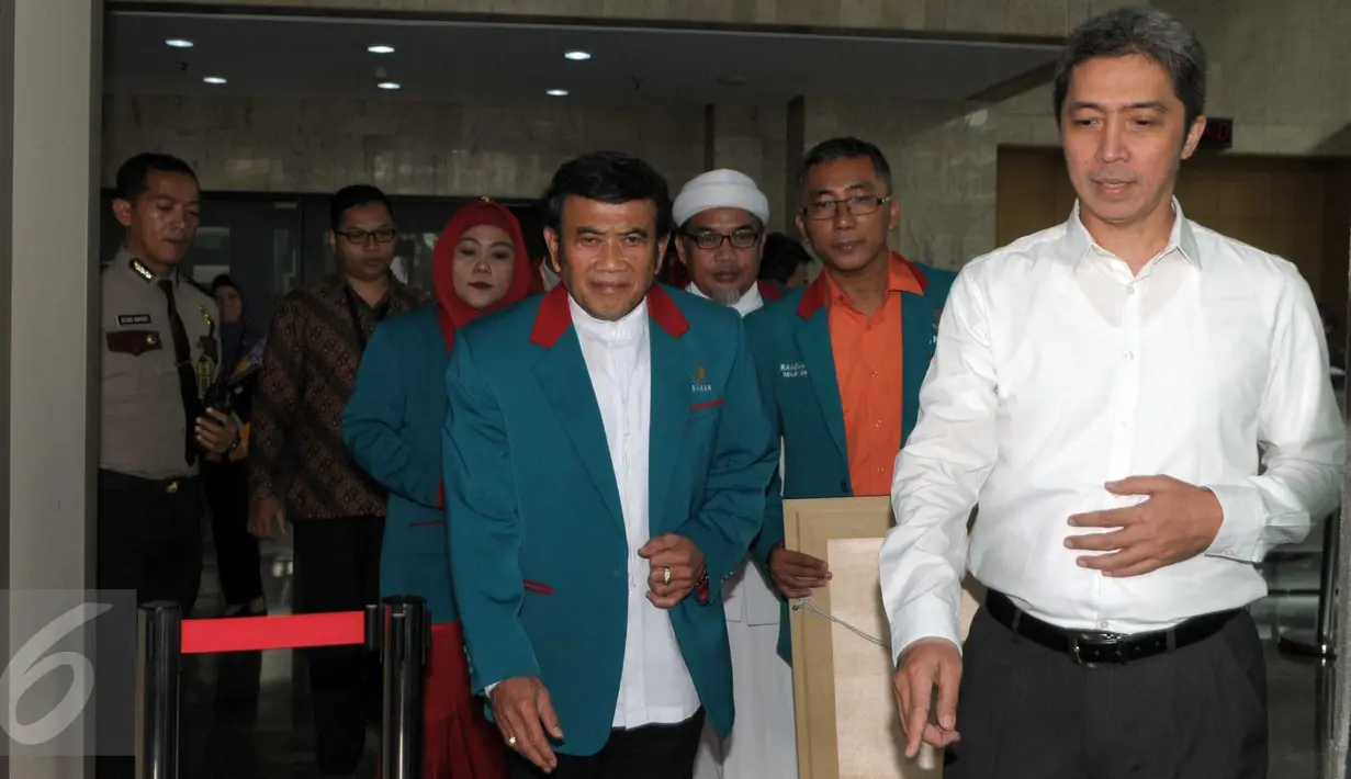 Ketua Umum Partai Idaman, Rhoma Irama bersama rombongan usai mendatangi Gedung KPK, Jakarta, Kamis (3/3). Kedatangan Sang Raja Dangdut tersebut bertujuan untuk mendukung KPK dalam memberantas korupsi di Indoneisa. (Liputan6.com/Helmi Afandi)