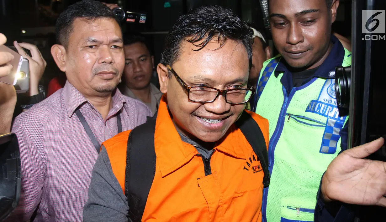 Wakil Direktur RSUD Kardinah Tegal, Cahyo Supardi usai menjalani pemeriksaan di gedung KPK, Jakarta, Rabu (30/8). Cahyo Supardi menjadi tersangka kasus suap terkait dengan pengelolaan jasa kesehatan di RSUD Kardinah.(Liputan6.com/Helmi Afandi)