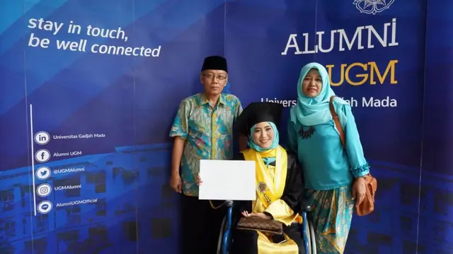 Bukan Meratapi Nasib, Perempuan Ini Buktikan Bisa Lulus Kuliah Meskipun Kakinya Telah Lumpuh karena Kecelakaan
