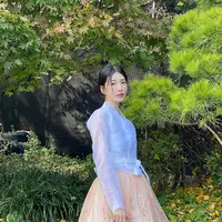 Bae Suzy lewat akun Instagram managementnya mengunggah beberapa potret dirinya mengenakan hanbok. Beberapa potret Bae Suzy mengenakan hanbok ini sontak mendapatkan banyak perhatian dari para penggemarnya. Bae Suzy mengenakan beberapa pilihan hanbok terbaik yang memiliki siluet modern. Salah satunya adalah hanbok dua warna ini; atasan putih dengan roknya yang bernuansa oranye pastel. [Foto: Instagram/management_soop]