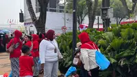 Antre Sejak Subuh, Warga Ungkap Isi Goodie Bag dari Prabowo di Upacara HUT RI