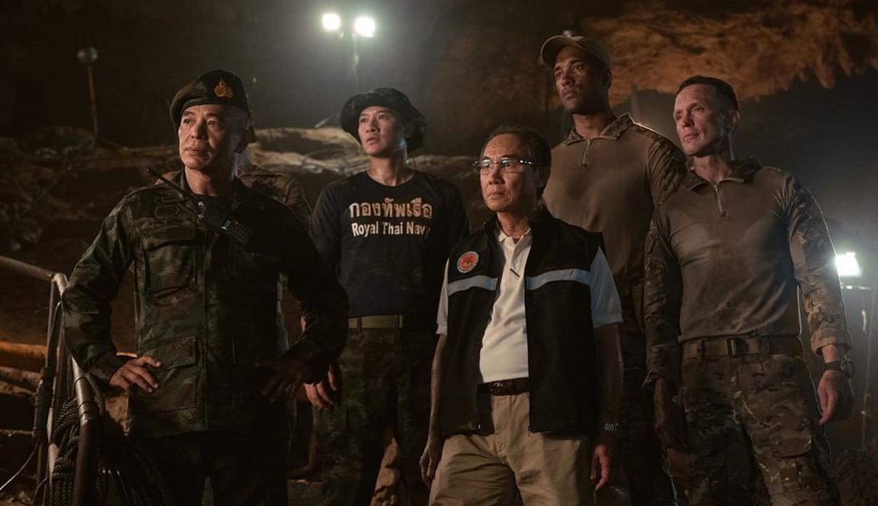 Gambar yang diupload Netflix Indonesia menampilkan adegan dalam serial Thai Cave Rescue. Serial yang rilis pada 22 September 2022 ini dibintangi aktor-aktor lokal, Papangkorn Lerkchaleampote, Pratya Patong, Songpon Kantawong, dan masih banyak lagi. (Instagram/@netflixid)