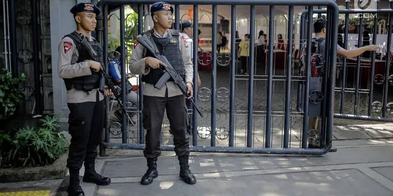 Polisi Bersenjata Lengkap Jaga Jumat Agung di Gereja Katedral Jakarta