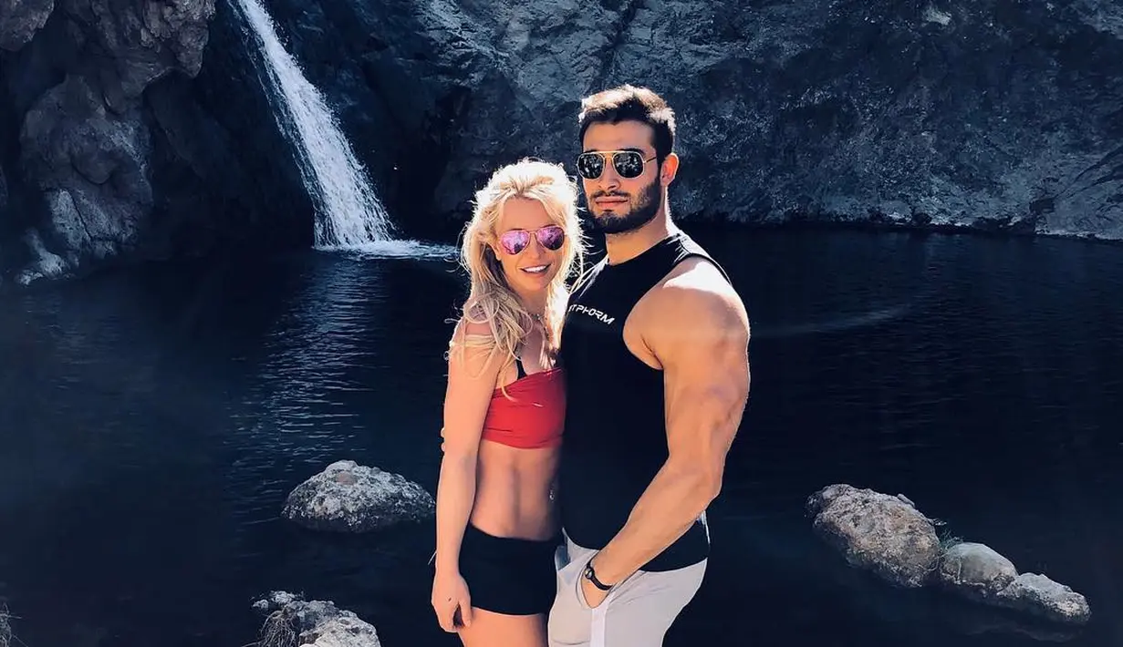 Nggak hanya sekadar langsing, coba deh liat otot perut yang dimiliki Britney Spears. (instagram/britneyspears)