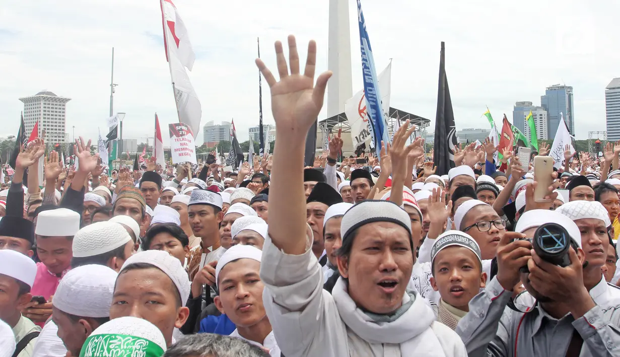 Massa aksi Reuni 212 membanjiri kawasan Monas, Jakarta, Sabtu (2/12). Panitia penyelenggara mengatakan Reuni Akbar 212 dihadiri oleh sekitar 7 juta umat Islam dari berbagai daerah baik dalam maupun luar Ibu Kota. (Liputan6.com/Herman Zakharia)