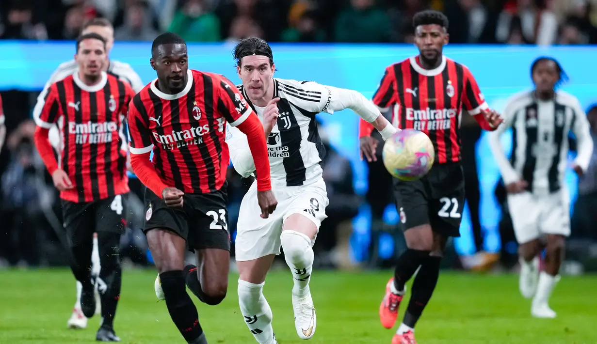 AC Milan berhasil melaju ke babak final Supercoppa Italiana setelah mampu bangkit dari ketertinggalan untuk mengalahkan Juventus 2-1 di Riyadh, Arab Saudi, Sabtu (4/1/2025). (AP Photo/Altaf Qadri)