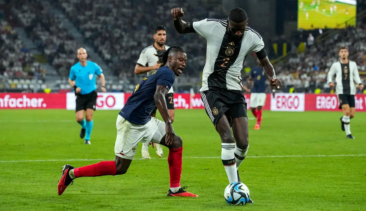 Jerman tampil tangguh untuk membekuk Prancis dalam pertandingan persahabatan internasional. Tuan rumah menang dengan skor tipis 2-1. (AP Photo/Martin Meissner)