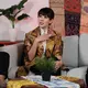 Lewat pilihan styling yang kreatif dan kebiasaan merawat kain dengan benar, Sahabat Fimela bisa memaksimalkan koleksi batik tanpa harus terus membeli yang baru. (Foto/Dok: KapanLagi.com)