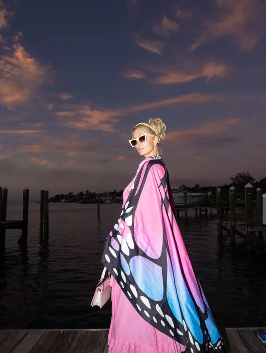 Meski memasuki usia 40an, Paris Hilton tampil layaknya ABG saat di Bahama. [instagram/parishilton]