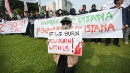 Sejumlah mahasiswa membawa poster berisi kritik terhadap pemerintah saat mengikuti aksi unjuk rasa di kawasan Tugu Tani, Menteng, Jakarta Pusat, Selasa (20/10/2026). Dalam aksi tersebut, massa menyuarakan sejumlah persoalan nasional, termasuk masalah lingkungan dan ketimpangan sosial. (KLY/Budy Santoso)