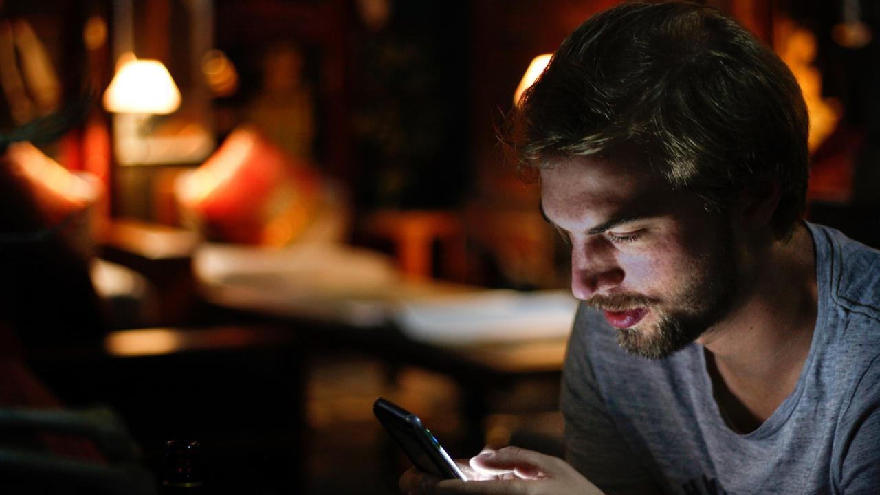 Ilustrasi bermain ponsel di malam hari