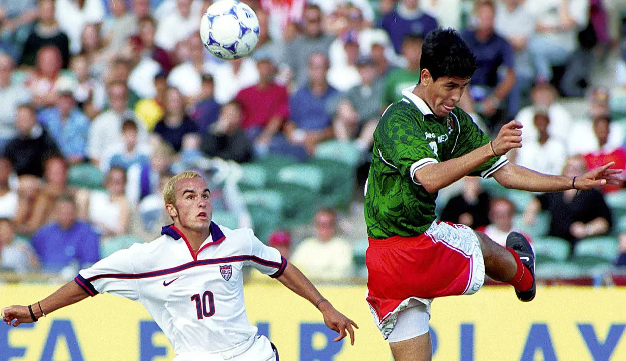Nama pemain Amerika Serikat, London Donovan (kiri)  terpilih sebagai Pemain Terbaik dan sukses membawa Amerika Serikat ke babak semifinal di Piala Dunia U-17 1999. Donovan saat itu sudah menempa diri di Bundesliga dan kemudian sempat bermain untuk Bayer Leverkusen. Donovan kemudian terus berkembang jadi andalan Amerika Serikat. (AFP/Photosport/Andrew Cornaga)
