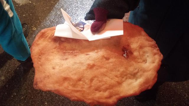 Langos menjadi jajanan rakyat Austria sejak abad ke-15 dan hingga kini paling diburu di kios Christkindlmarkt Rathaus. (Liputan6.com/Reza Khomaini)