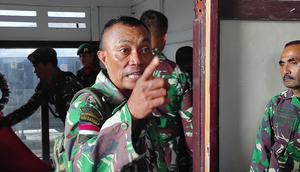 Ayah Prada Lucky, Sersan Mayor Christian Namo melampiaskan saat kekecewaannya atas kematian putranya (Liputan6.com/Ola Keda)