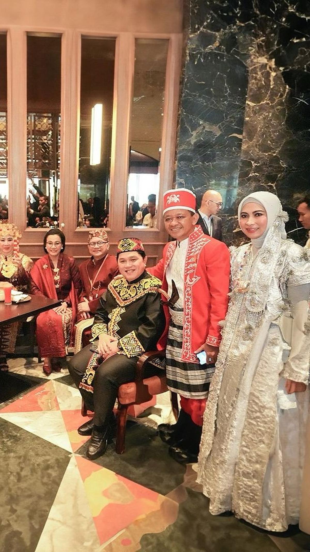 Sri Suparni (kanan), istri Menteri Investasi/Kepala Badan Koordinasi Penanaman Modal (BKPM) Bahlil&nbsp;Lahadalia, tampil anggun dengan gaun berwarna putih.