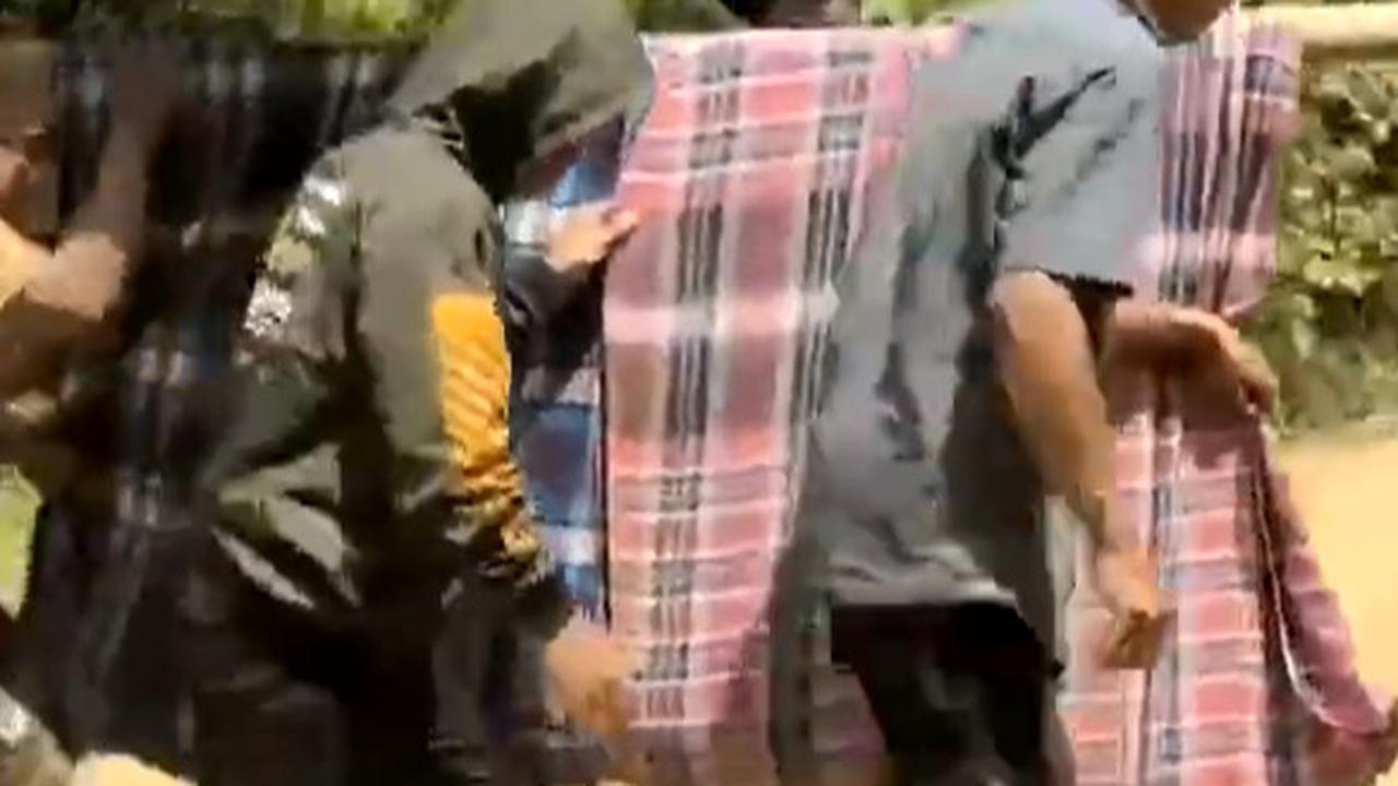 Momen Bidan Ditandu Warga Desa 5 Jam Karena Lumpuh Tiba-tiba Ini Bikin Haru