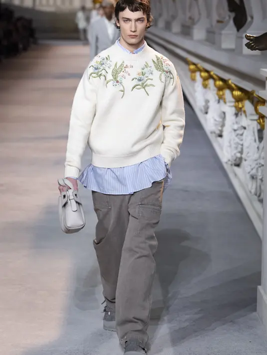 Koleksi perhiasan di musim ini dihadirkan dalam nuansa yang lebih segar, seperti gelang rantai dari berlian dan zamrud yang dirancang lebih dekoratif untuk pria. Foto: Document/Dior.