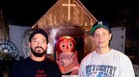 Komika Matt Rife bersama kreator Youtube Elton Castee membeli rumah dan museum tempat boneka Annabelle berada. (dok. Instagram @mattrife/https://www.instagram.com/p/DM02fDXRMRd/?img_index=3/Dinny Mutiah)