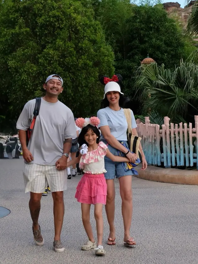 Gaya Serasi Rio Dewanto dan Atiqah Hasiholan Liburan di Jepang, Tampil Casual Playful Bak Pasangan Remaja