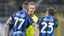 Pemain Inter Milan, Brozovic dan Barella melakukan protes kepada wasit saat melawan Juventus pada lanjutan pekan ke-27 Liga Italia di Stadion Guiseppe Meazza, Senin (20/3/2023). Nerazzurri kalah tipis 0-1 dari tamunya. (AP Photo/Antonio Calanni)
