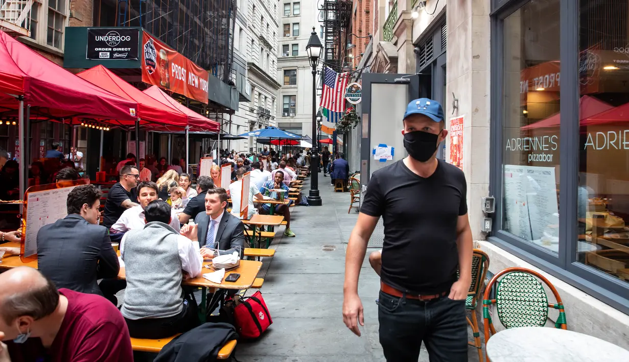 Orang-orang makan di meja-meja di luar bar dan restoran di sepanjang Stone Street, New York, Amerika Serikat, 25 September 2020. Hingga 25 September 2020, sebanyak 7.005.746 orang di Amerika Serikat terinfeksi COVID-19, dengan 203.240 orang meninggal dunia. (Xinhua/Michael Nagle)