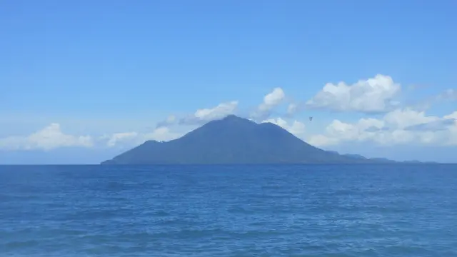 Pemandangan Gunung Sebesi di Lampung Selatan.